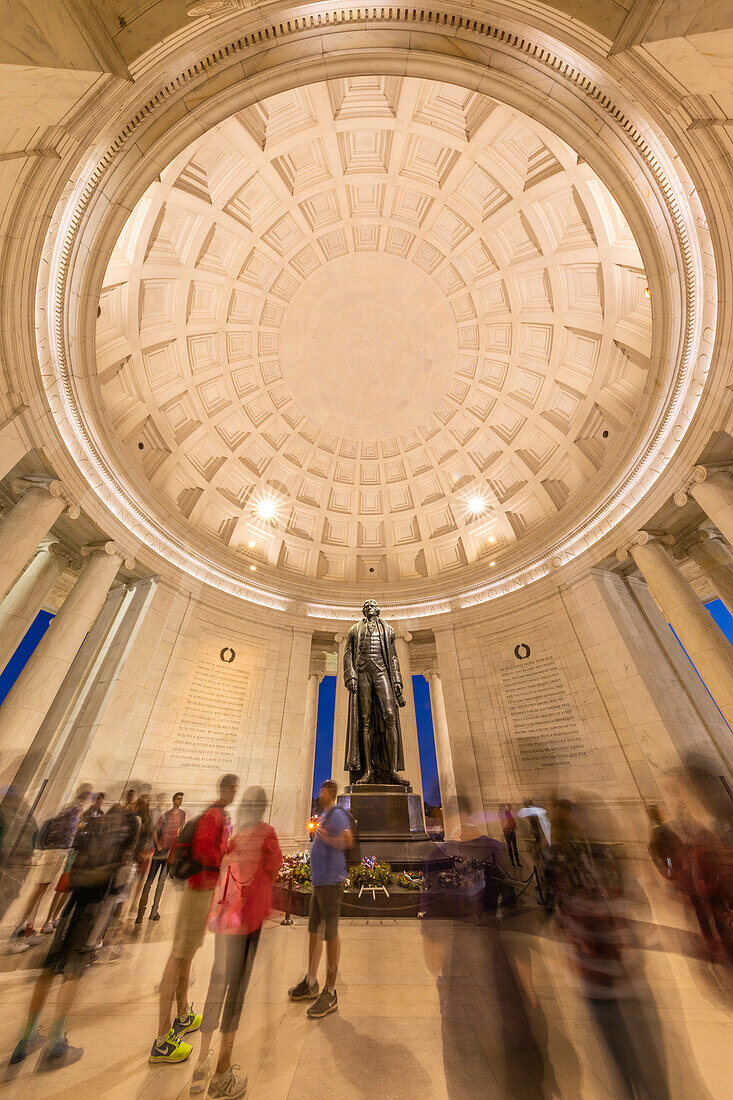 Ein Blick auf das Innere des Thomas Jefferson Memorial im West Potomac Park, Washington, D.C., Vereinigte Staaten von Amerika, Nordamerika