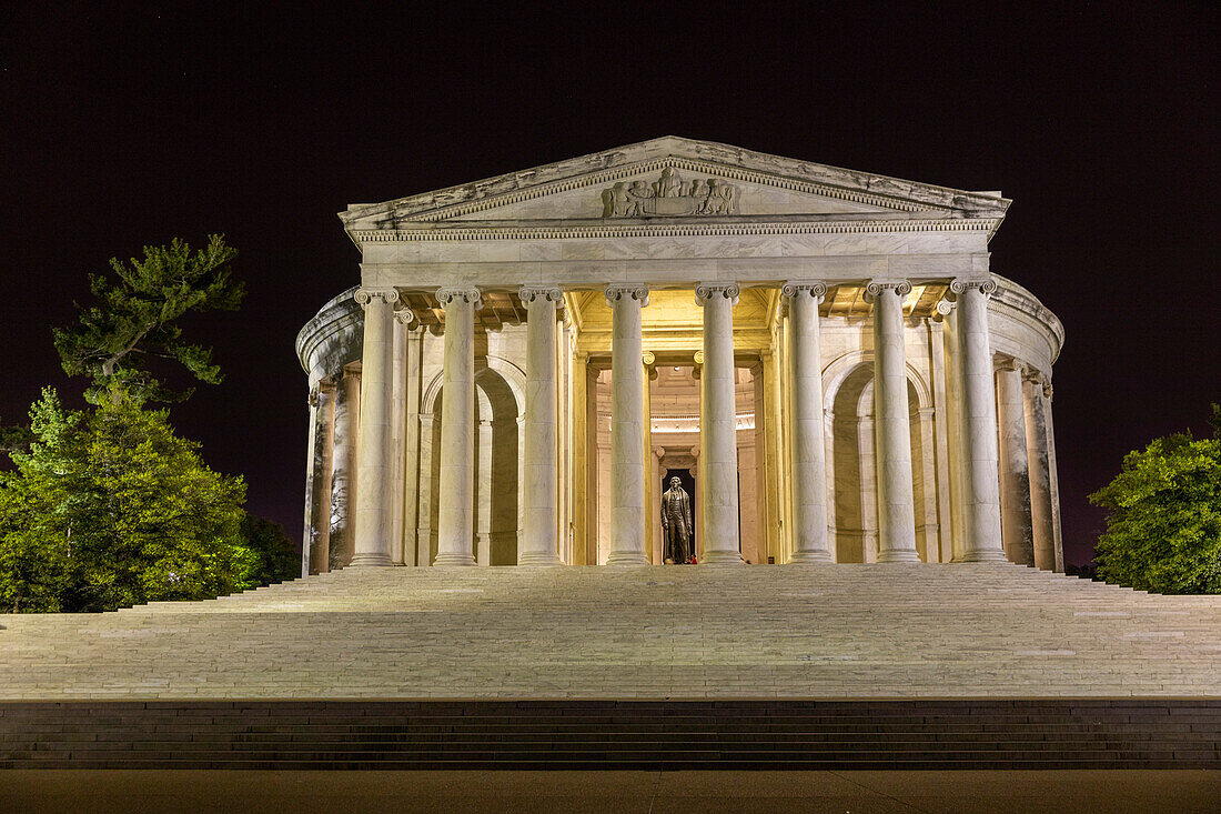 Nachtansicht des Thomas Jefferson Memorials, beleuchtet im West Potomac Park, Washington, D.C., Vereinigte Staaten von Amerika, Nordamerika