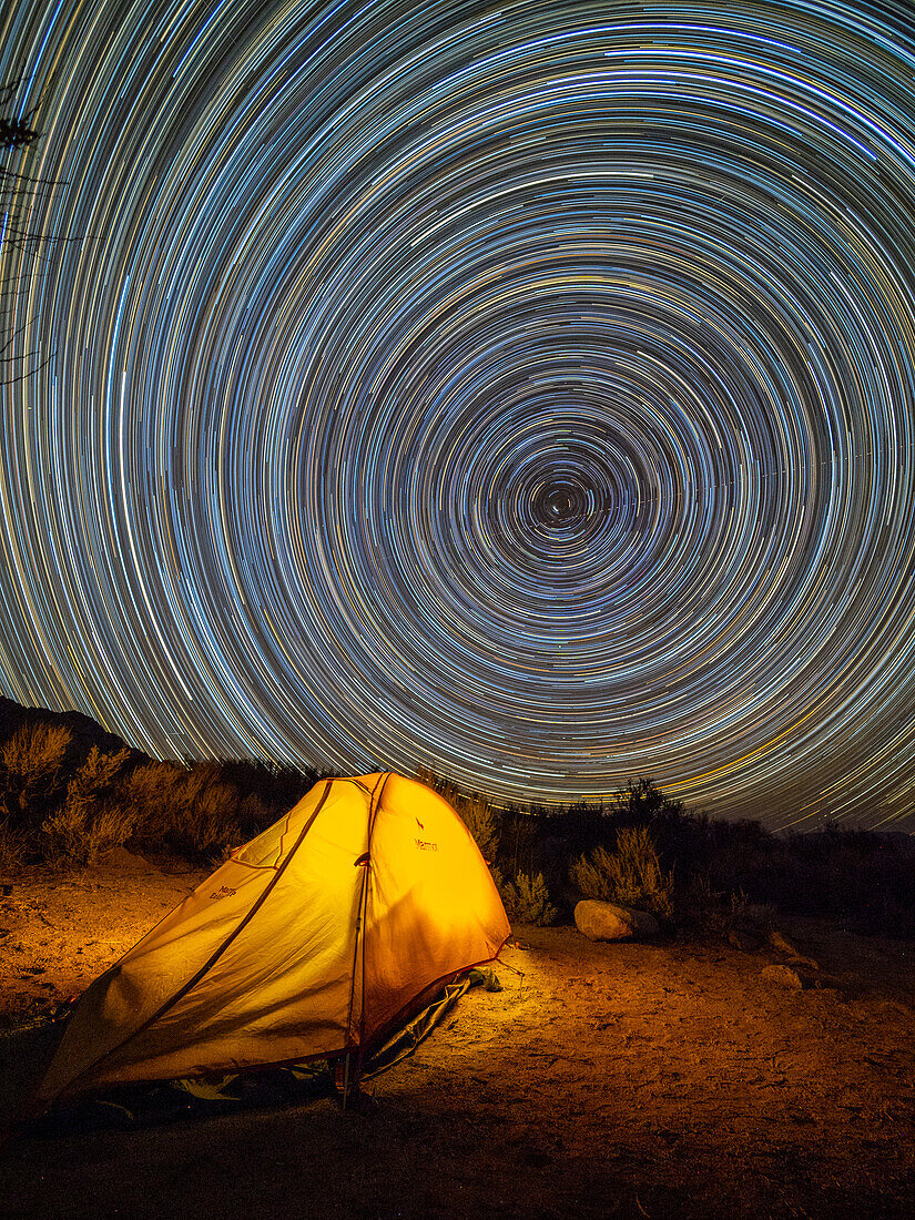 Nachtansicht eines aufgestellten Zeltes in der Alabama Hills National Scenic Area, und Sternenspuren, Kalifornien, Vereinigte Staaten von Amerika, Nordamerika