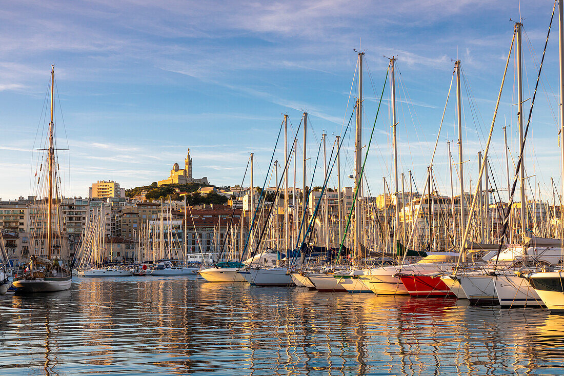 Hafen von Marseille und Notre-Dame de la Garde bei Sonnenaufgang, Marseille, Bouches-du-Rhone, Provence-Alpes-Cote d'Azur, Frankreich, Westeuropa