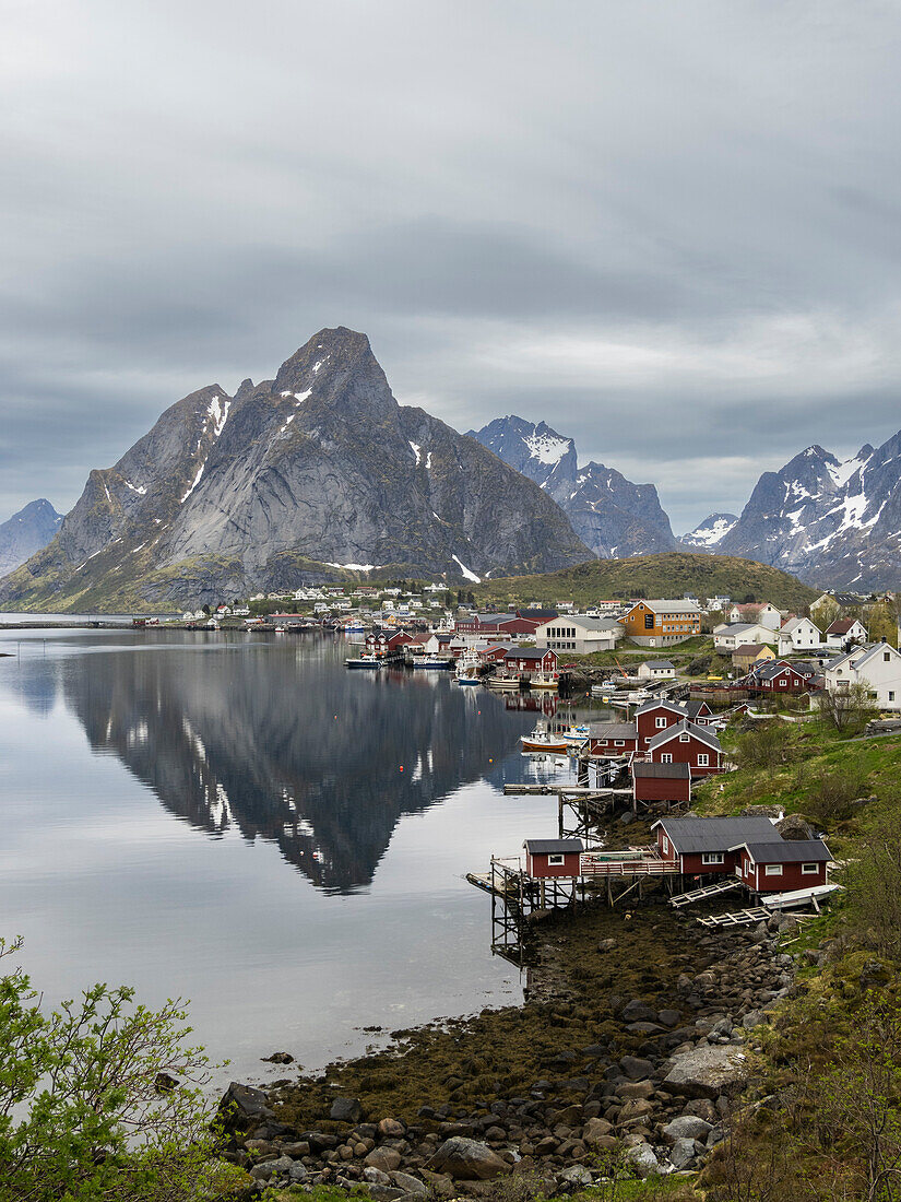 Ein Blick auf die Stadt Reine, ein Fischerdorf auf Moskenesoya in den Lofoten, Norwegen, Skandinavien, Europa