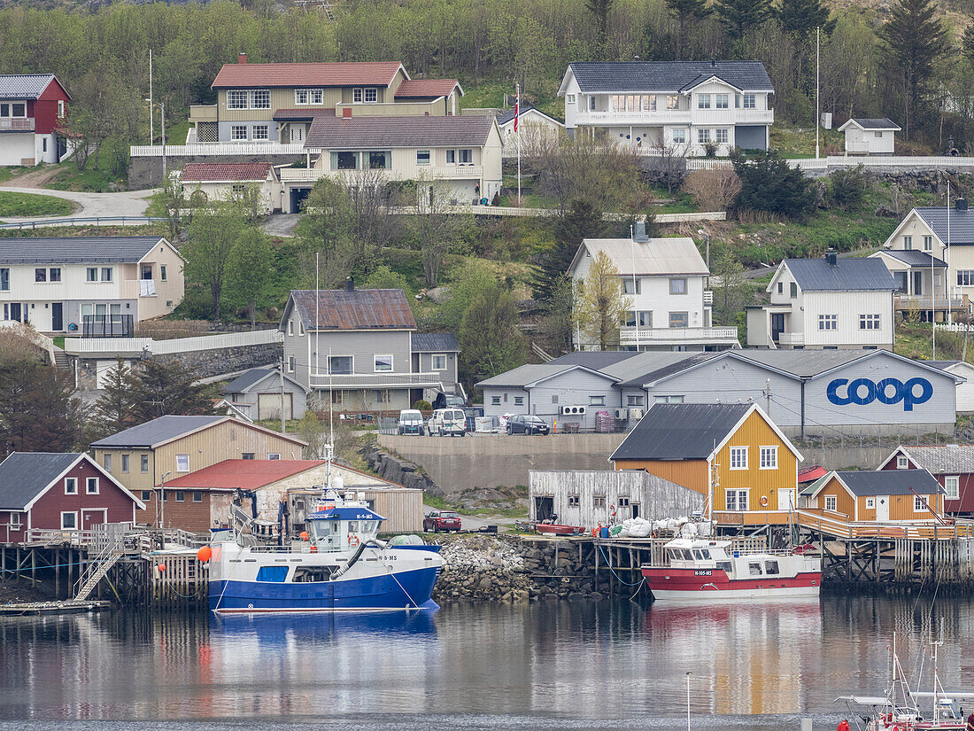 Ein Blick auf die Stadt Reine, ein Fischerdorf auf Moskenesoya im Lofoten-Archipel, Norwegen, Skandinavien, Europa
