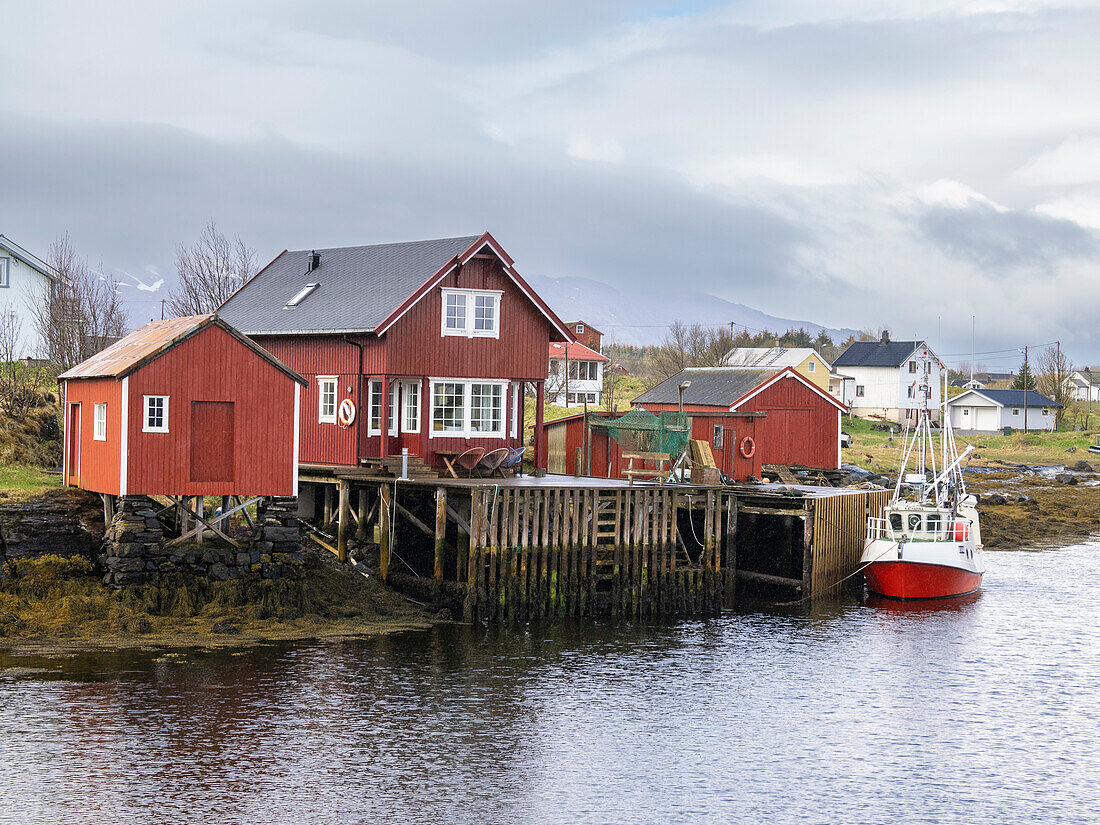 Blick auf den Hafen von Nes auf der Insel Vega, eine von etwa 6500 Inseln und Schären im Vega-Archipel, Norwegen, Skandinavien, Europa