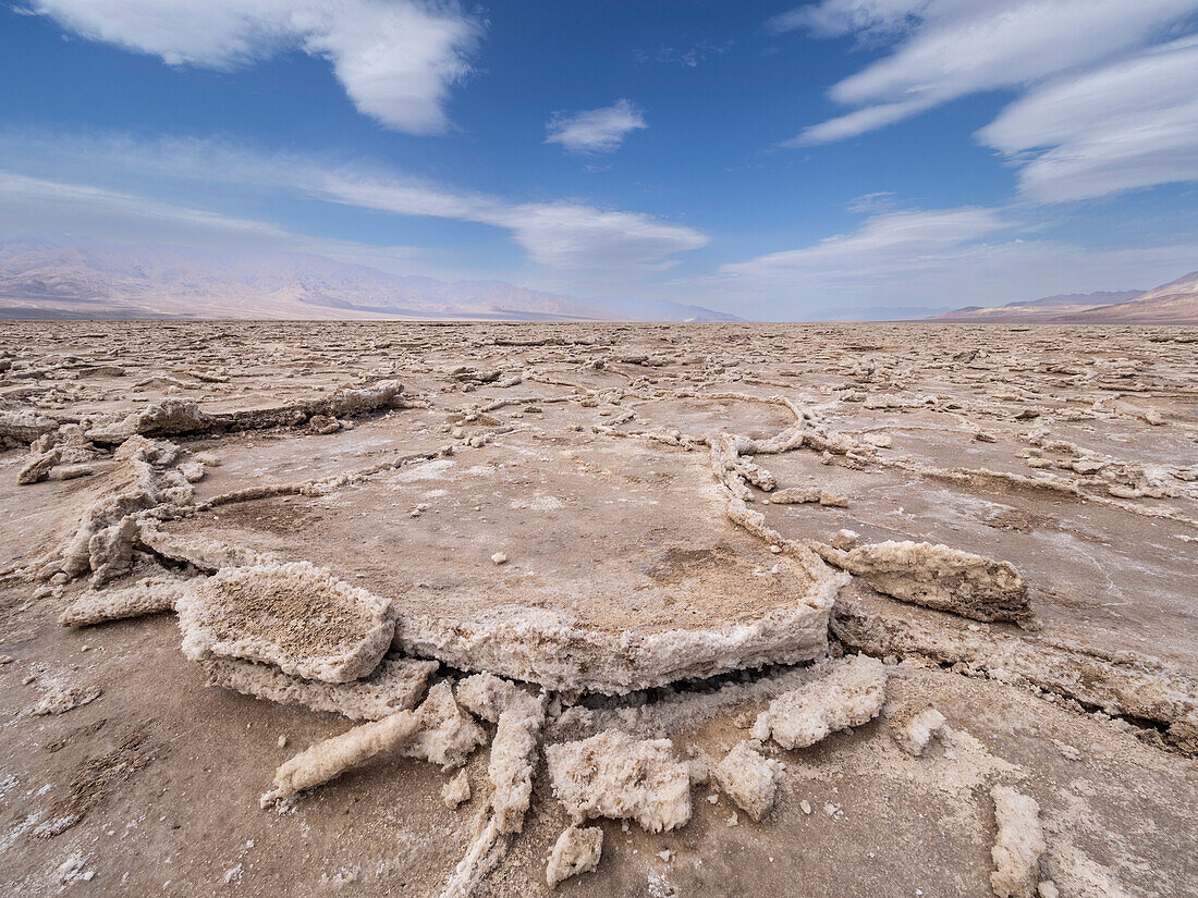 The Salt Flats of Badwater Basin, der tiefste Punkt in Nordamerika, Death Valley National Park, Kalifornien, Vereinigte Staaten von Amerika, Nordamerika