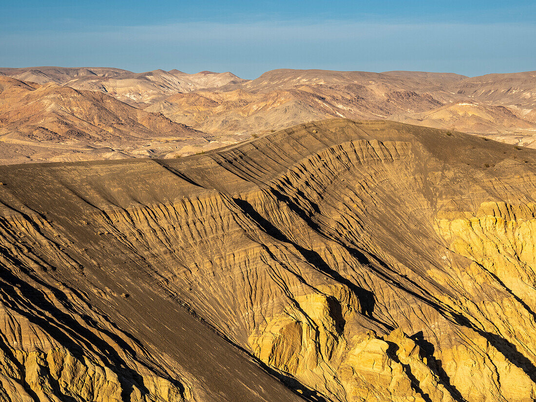 Ubehebe-Krater, ein vulkanischer Krater mit einem Durchmesser von einer halben Meile und einer Tiefe von 600 Fuß, Death Valley National Park, Kalifornien, Vereinigte Staaten von Amerika, Nordamerika