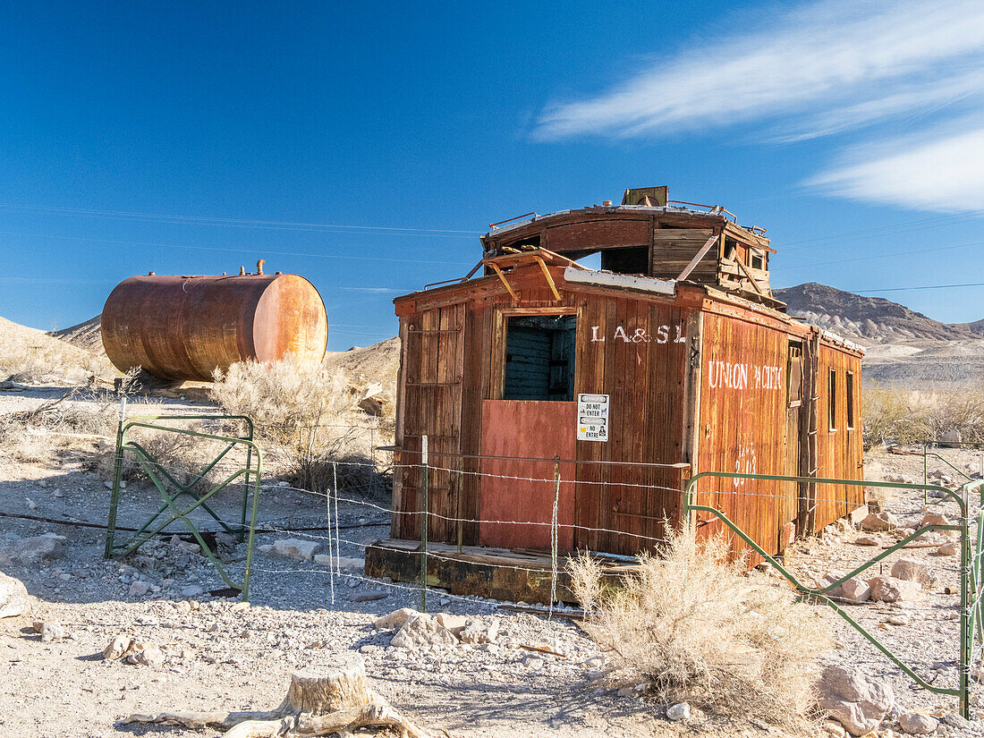 Verlassener Eisenbahnwaggon in Rhyolite, einer Geisterstadt in Nye County, nahe dem Death Valley National Park, Nevada, Vereinigte Staaten von Amerika, Nordamerika