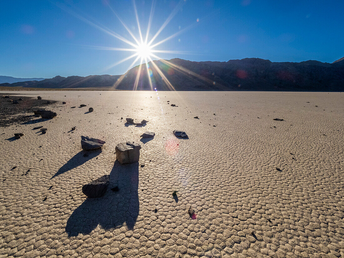 Ein sich bewegender Felsen an der Racetrack, einem ausgetrockneten Seebett, im Death Valley National Park, Kalifornien, Vereinigte Staaten von Amerika, Nordamerika