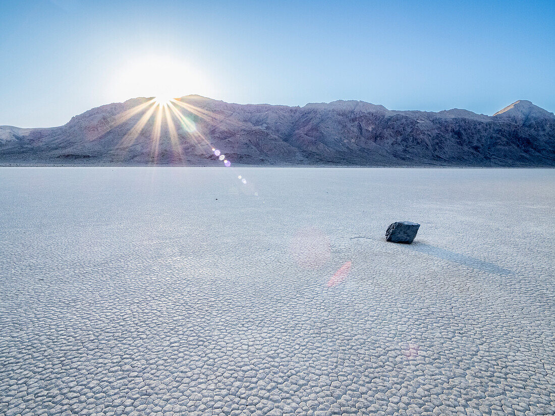 Ein sich bewegender Felsen am Racetrack, einem ausgetrockneten Seebett, im Death Valley National Park, Kalifornien, Vereinigte Staaten von Amerika, Nordamerika