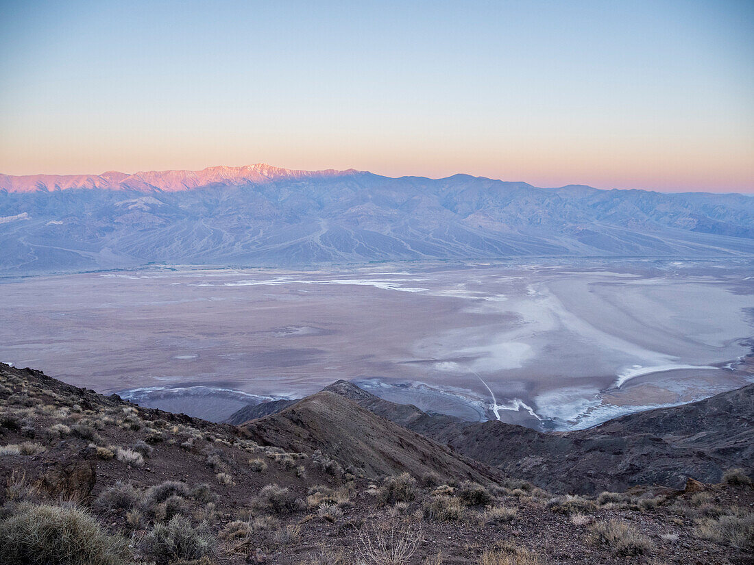 Sonnenaufgang über Badwater Basin, Telescope Peak von Dante's View im Death Valley National Park, Kalifornien, Vereinigte Staaten von Amerika, Nordamerika