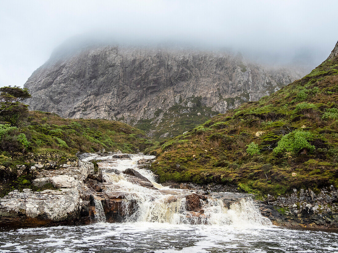 Blick auf einen Wasserfall im Notofagus-Wald in der Caleta Capitan Canepa, Isla Estado (Isla De Los Estados), Argentinien, Südamerika