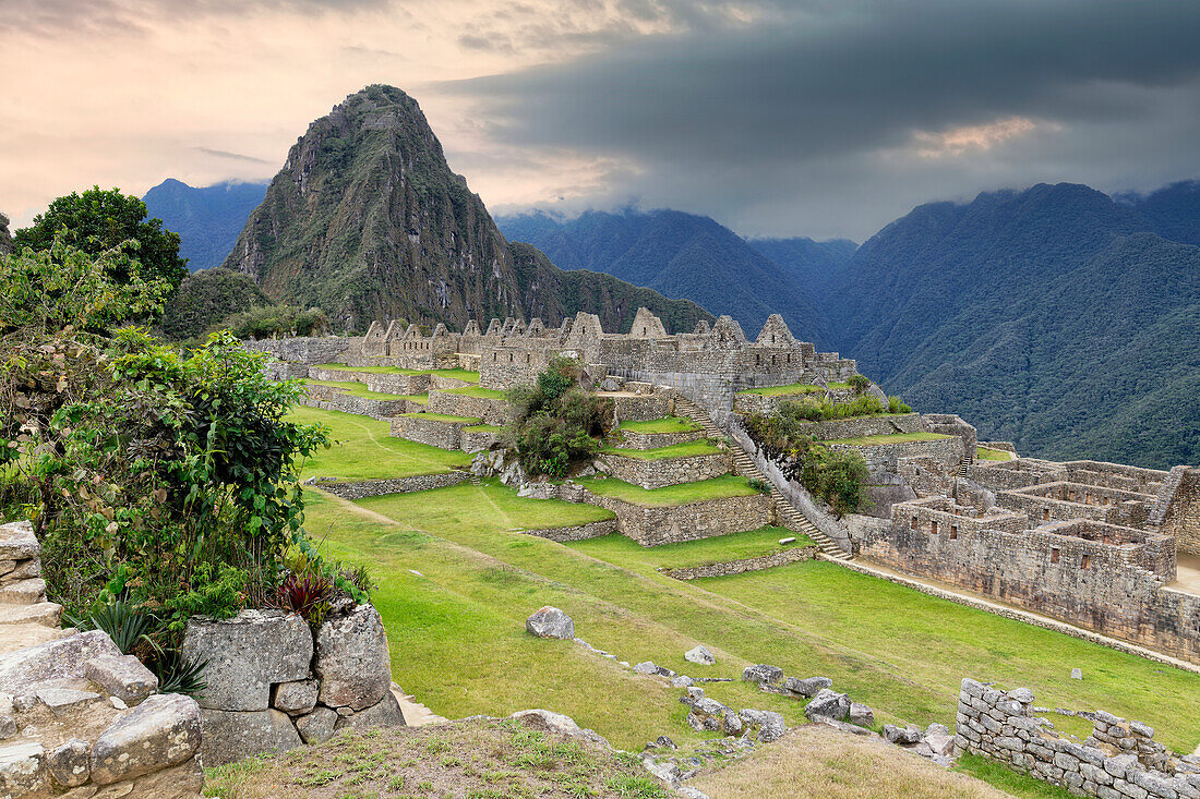 Machu Picchu, UNESCO-Welterbe, Ruinenstadt der Inkas mit dem Berg Huayana Picchu, Andenkordillere, Provinz Urubamba, Cusco, Peru, Südamerika