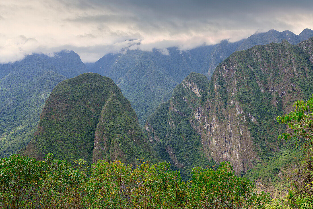 Berglandschaft in der Andenkordillere bei Machu Picchu, der Ruinenstadt der Inkas, Andenkordillere, Provinz Urubamba, Cusco, Peru, Südamerika