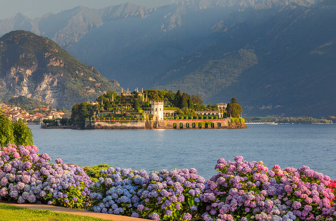 Blick von der Promenade von Stresa auf die Isola Bella, Borromäische Inseln, Lago Maggiore, Piemont, Italienische Seen, Italien, Europa