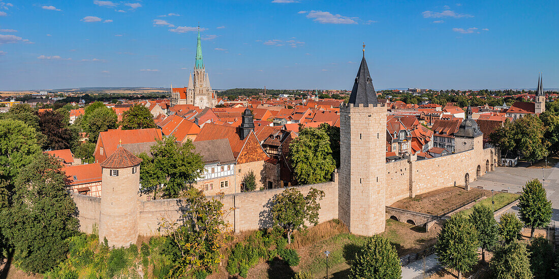 Rathaus, Rabenturm, Frauentor und Marienkirche, Mühlhausen, Thüringen, Deutschland, Europa