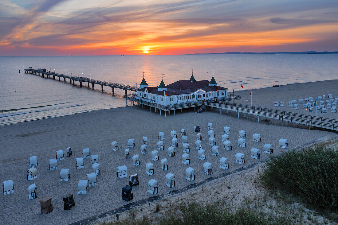 Pier und Strandkörbe am Strand von Ahlbeck, Insel Usedom, Ostsee, Mecklenburg-Vorpommern, Deutschland, Europa