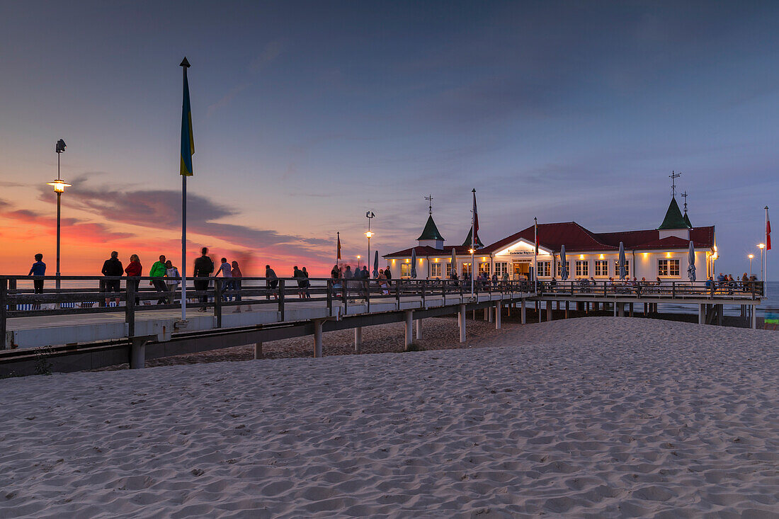 Pier am Strand von Ahlbeck, Insel Usedom, Ostsee, Mecklenburg-Vorpommern, Deutschland, Europa