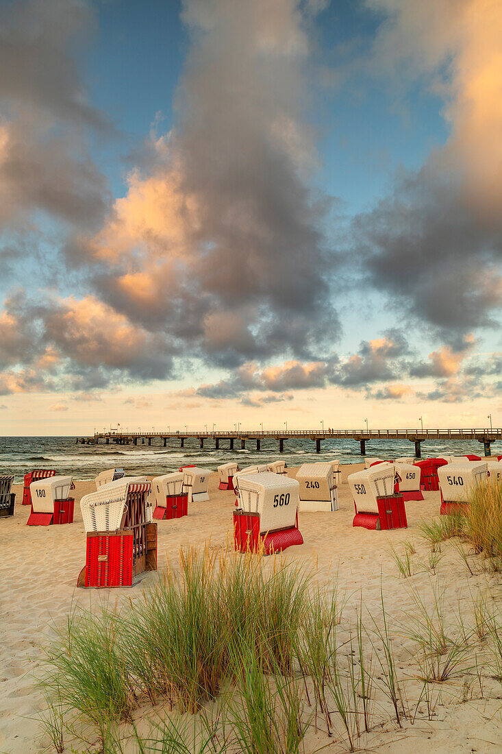 Strandkörbe und Seebrücke am Strand von Bansin, Insel Usedom, Ostsee, Mecklenburg-Vorpommern, Deutschland, Europa