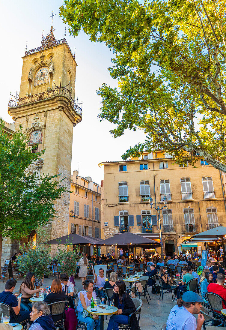 Menschen essen und trinken in einem Straßencafé, Aix-en-Provence, Bouches-du-Rhone, Provence-Alpes-Cote d'Azur, Frankreich, Westeuropa