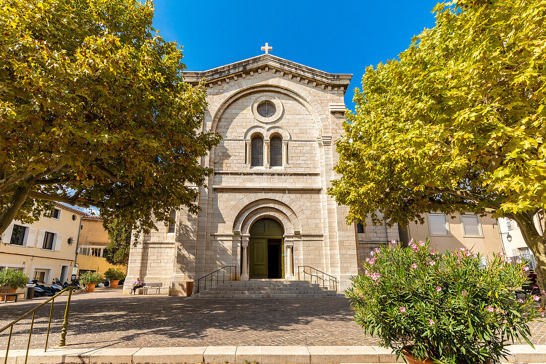 Eglise Saint-Michel de Cassis, Cassis, … – License image – 13814536 ❘  lookphotos