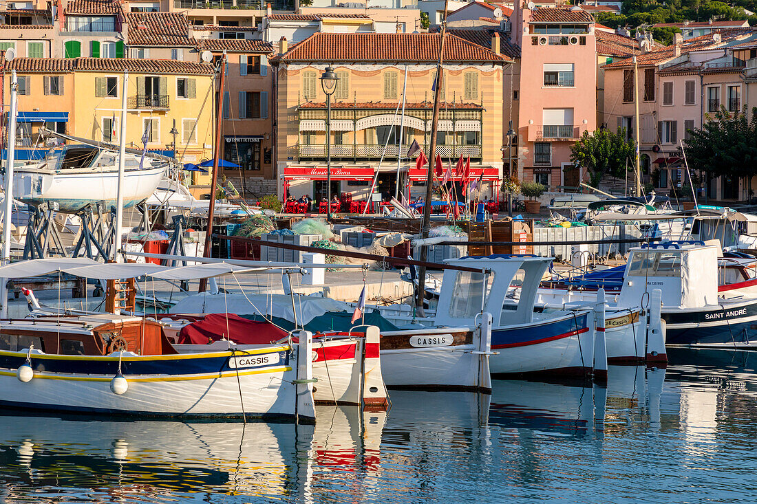 Der Hafen von Cassis, Cassis, Bouches du Rhone, Provence-Alpes-Cote d'Azur, Frankreich, Westeuropa