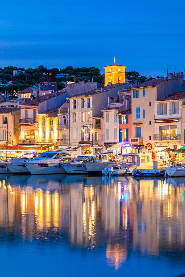 Der Hafen von Cassis in der Abenddämmerung, Cassis, Bouches du Rhone, Provence-Alpes-Côte d'Azur, Frankreich, Westeuropa