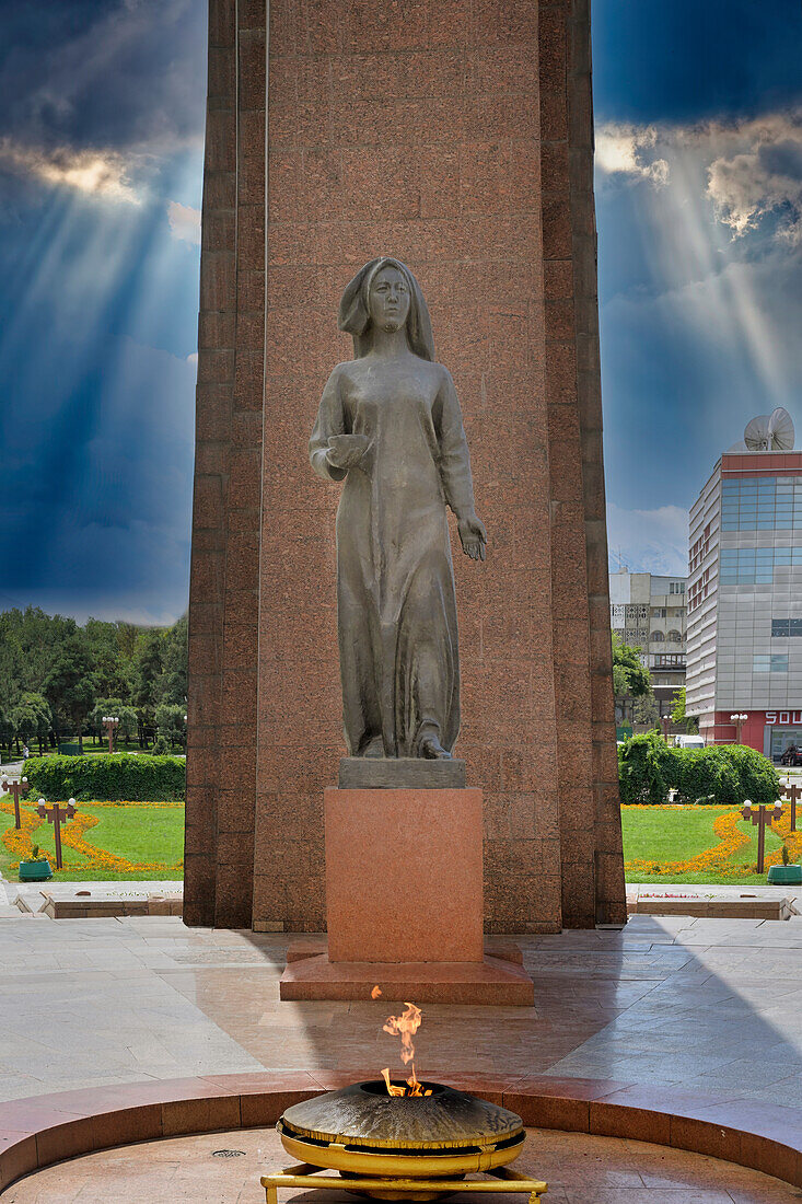 Denkmal für den Zweiten Weltkrieg, Platz des Sieges, Bischkek, Kirgisistan, Zentralasien, Asien