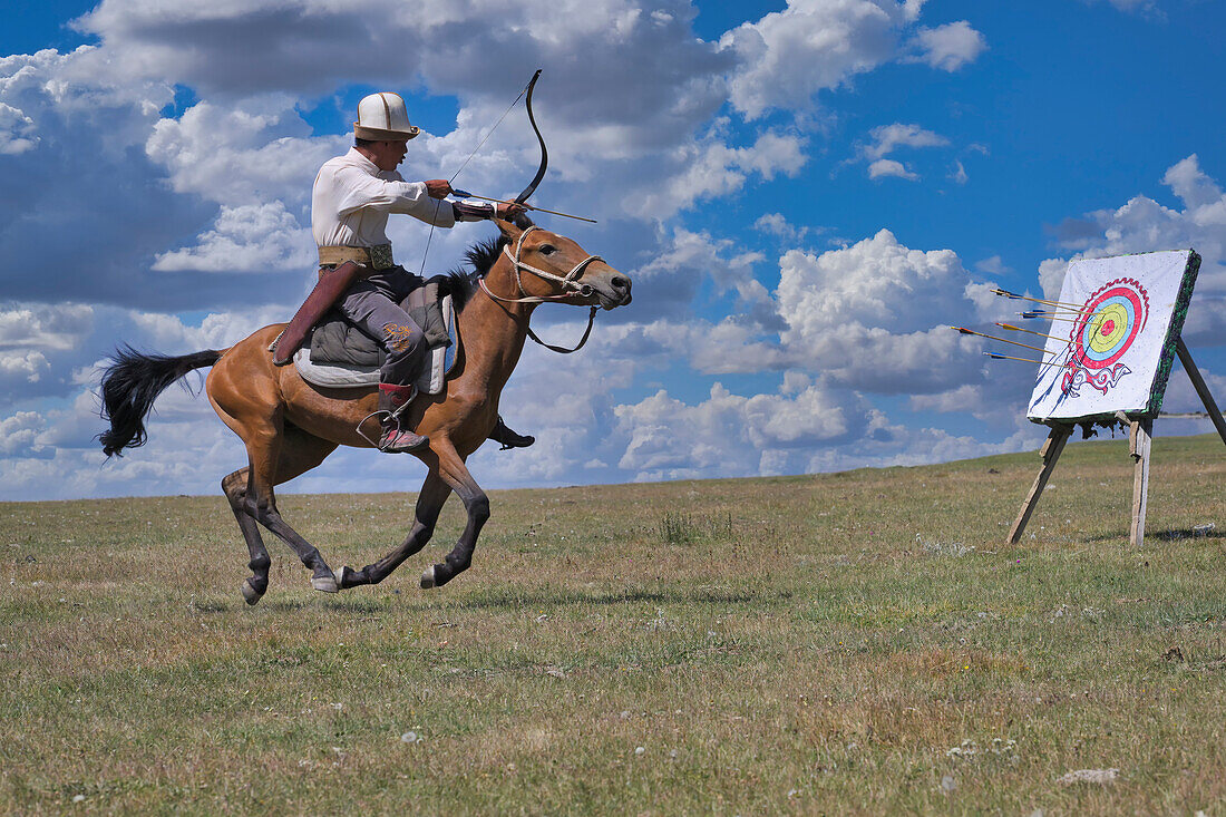 Kirgisischer Nomade schießt im Galopp Pfeile auf ein Ziel, Song-Kol-See, Naryn-Region, Kirgisistan, Zentralasien, Asien