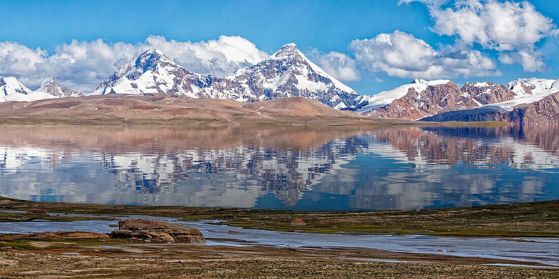 Der sich im Wasser spiegelnde Gipfel des Pik Dankova, Tian Shan-Gebirge an der chinesischen Grenze, Provinz Naryn, Kirgisistan, Zentralasien, Asien