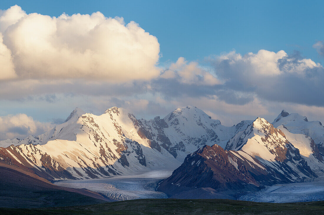 Kizil-Asker glacier, Kakshaal Too in the Tian Shan mountain range near the Chinese border, Naryn Region, Kyrgyzstan, Central Asia, Asia