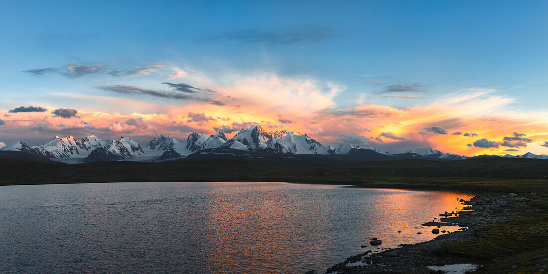 Sonnenuntergang über dem Traumsee und dem Kizil-Asker-Gletscher, Kakshaal Too im Tian-Shan-Gebirge nahe der chinesischen Grenze, Region Naryn, Kirgisistan, Zentralasien, Asien