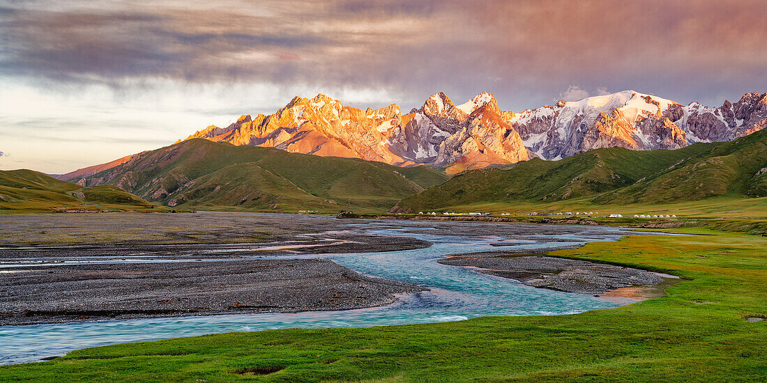 Sonnenuntergang über dem zentralen Tian Shan-Gebirge und Gletscherfluss, Kurumduk-Tal, Provinz Naryn, Kirgisistan, Zentralasien, Asien