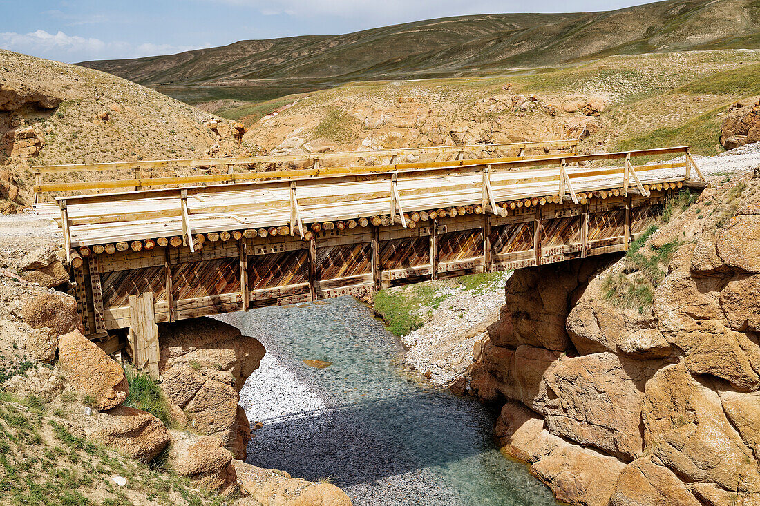 Holzbrücke über eine wilde Schlucht, Provinz Naryn, Kirgisistan, Zentralasien, Asien