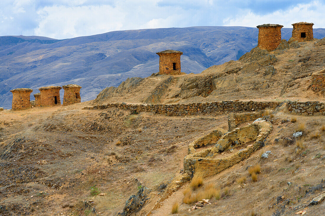 Chullpas in der vorinkaischen Ausgrabungsstätte Ninamarca, Provinz Paucartambo, Region Cusco, Peru, Südamerika
