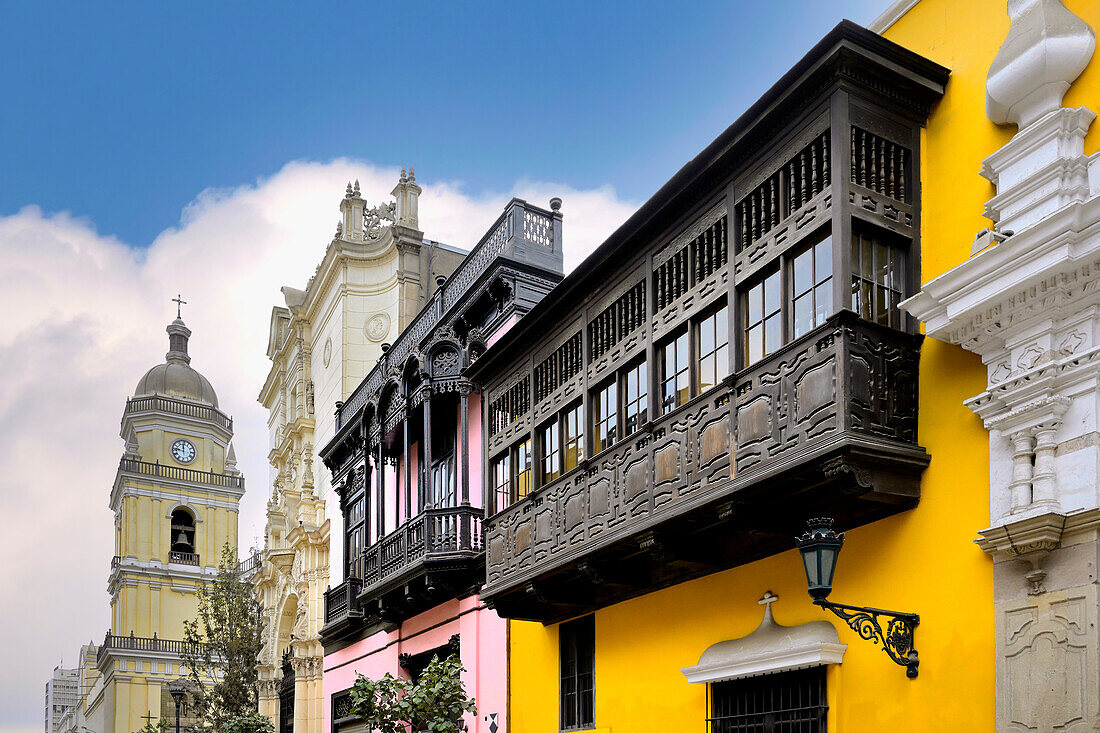 Balkon des Goyeneche-Hauses und der Kirche San Pedro, Lima, Peru, Südamerika