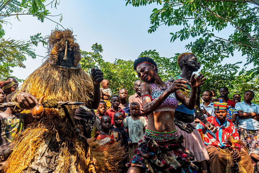 Yaka-Stamm bei der Ausübung eines rituellen Tanzes, Mbandane, Demokratische Republik Kongo, Afrika