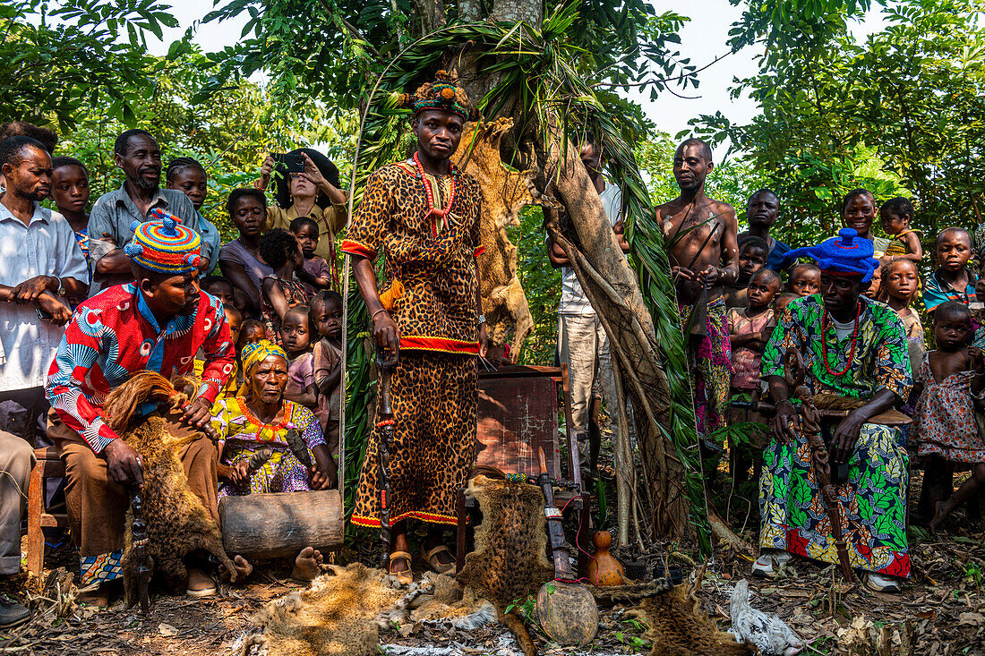 Stammeshäuptling des Yaka-Stammes, Mbandane, Demokratische Republik Kongo, Afrika
