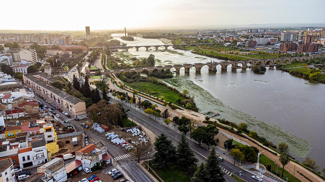 Luftaufnahme des Flusses Guadiana und seiner Brücken, Badajoz, Extremadura, Spanien, Europa