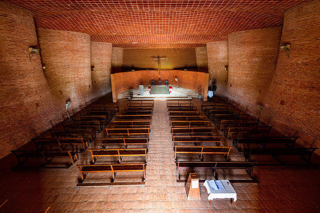 Innenraum der Kirche von Atlantida (Kirche Christi des Arbeiters und Unserer Lieben Frau von Lourdes), ein Werk des Ingenieurs Eladio Dieste, UNESCO-Welterbe, Departement Canelones, Uruguay, Südamerika