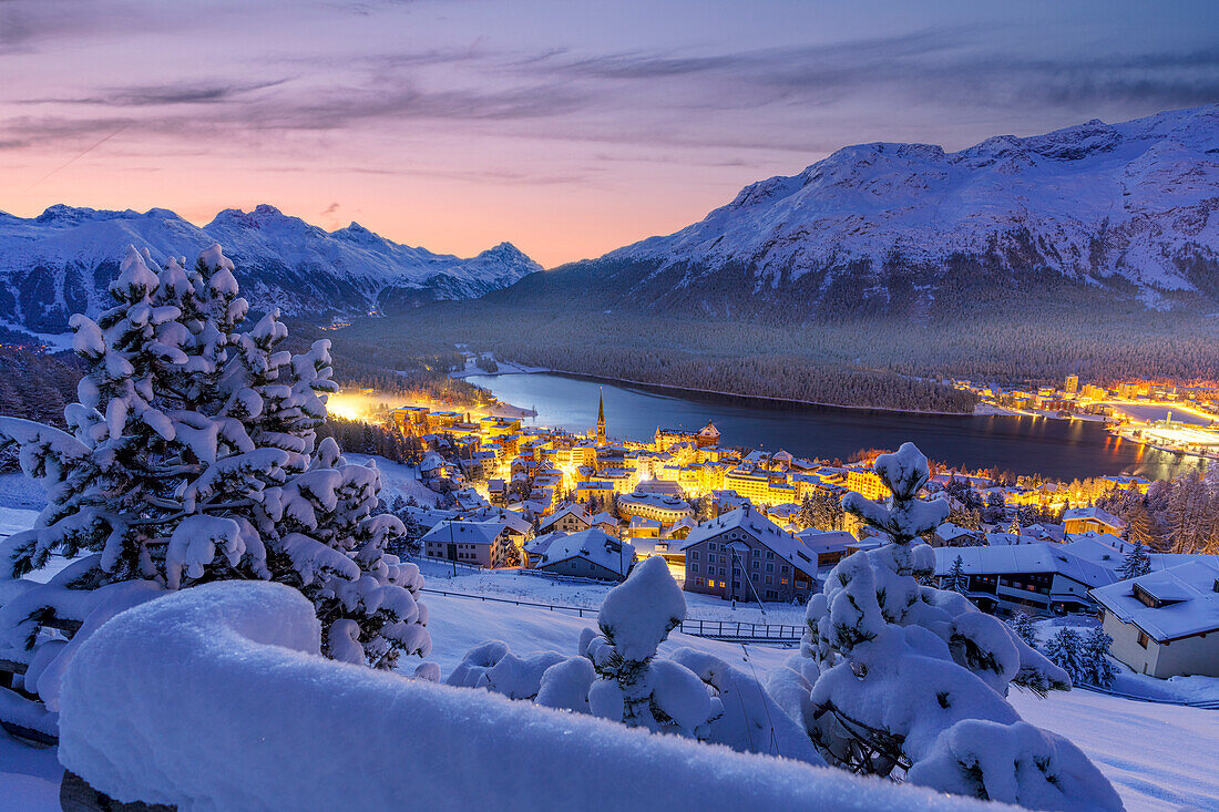 Märchenhafter Blick auf Sankt Moritz in einer verschneiten Winterdämmerung, Engadin, Kanton Graubünden, Schweiz, Europa