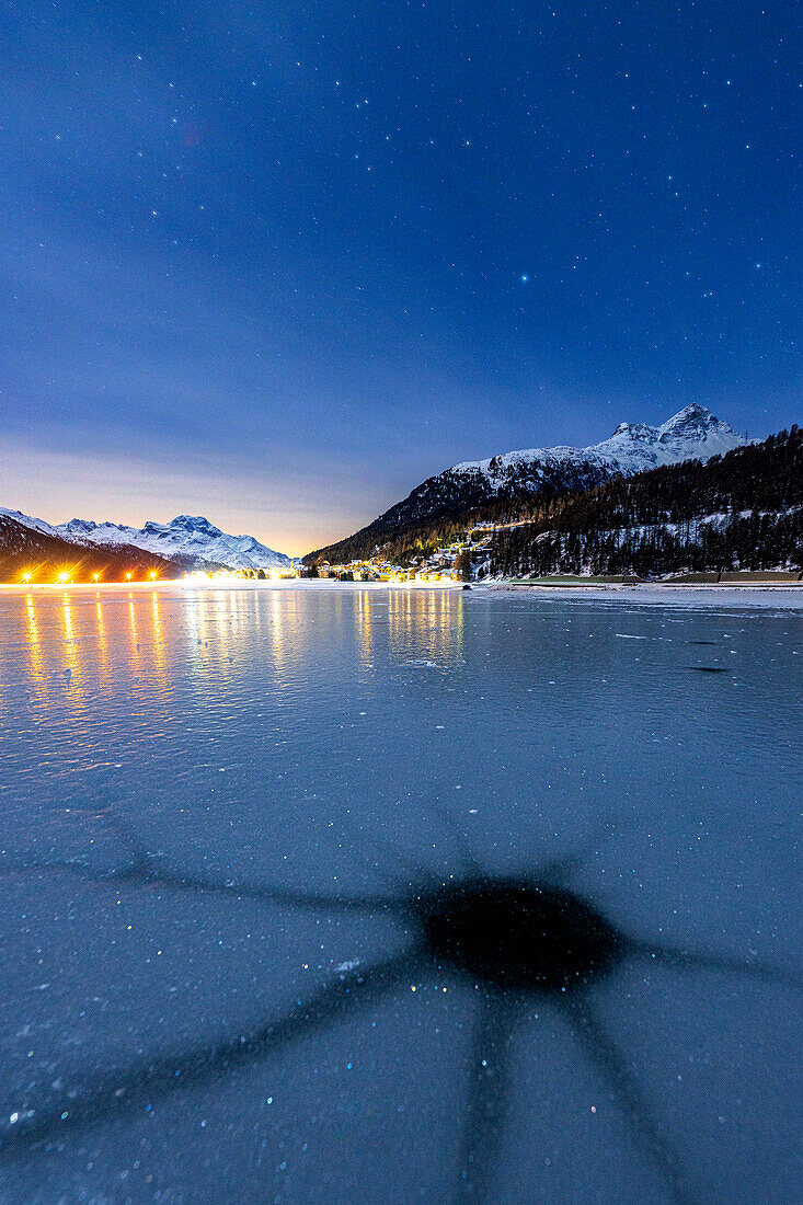 Gesprungenes Eis auf der gefrorenen Oberfläche des Champfer-Sees im Winter, Silvaplana, Engadin, Kanton Graubünden, Schweiz, Europa