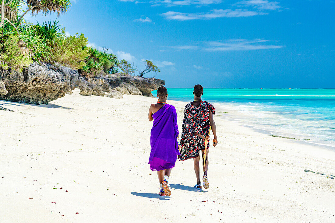 Maasai-Kriegerpaar bei einem Spaziergang am exotischen Strand, Sansibar, Tansania, Ostafrika, Afrika