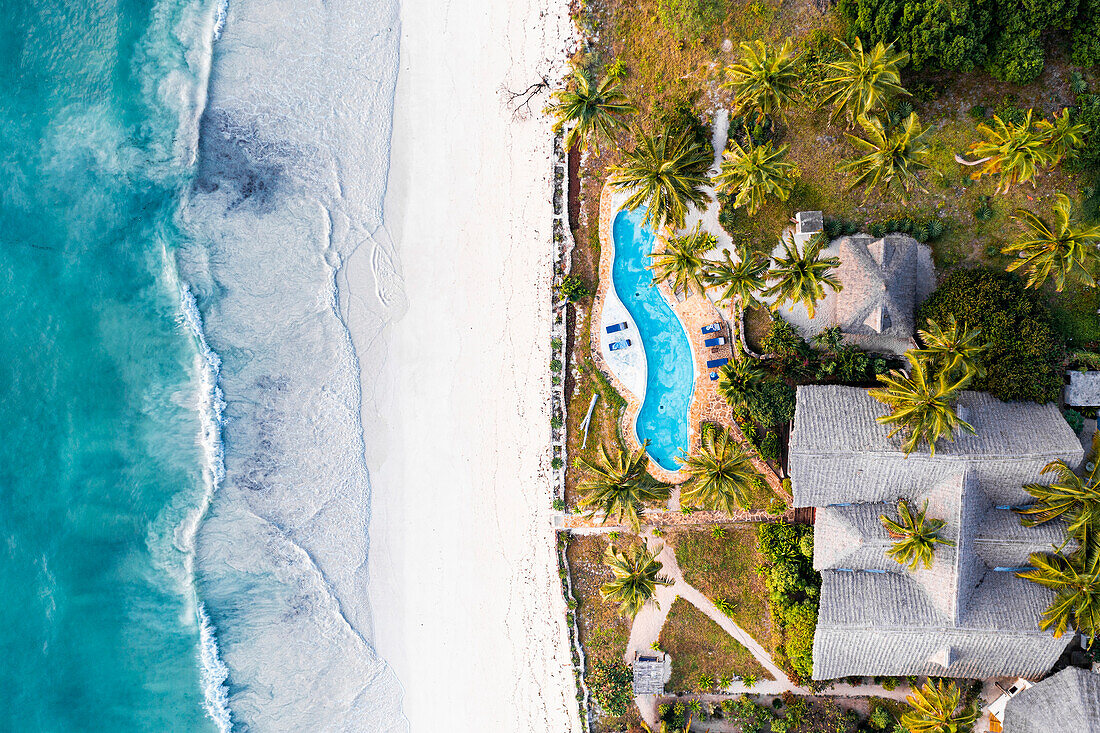Luxusresort mit Swimmingpool an einem palmengesäumten Strand, Luftaufnahme, Sansibar, Tansania, Ostafrika, Afrika