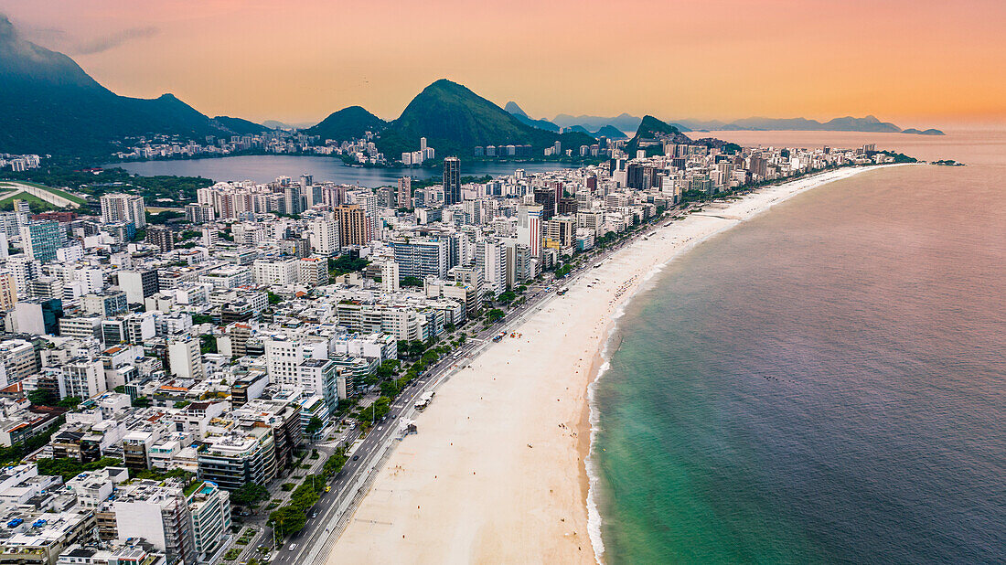 Luftaufnahme des Leblon Strandes, Rio de Janeiro, Brasilien, Südamerika
