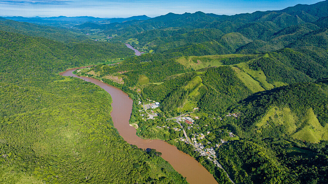 Luftaufnahme des Iguape-Flusses, Atlantikwald-Reservat Süd-Ost, UNESCO-Welterbe, Alto Ribeira Touristic State Park, Bundesstaat Sao Paulo, Brasilien, Südamerika