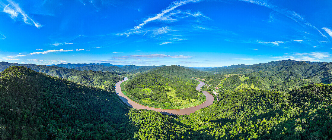 Luftaufnahme des Flusses Iguape, Atlantikwald-Reservat Süd-Ost, UNESCO-Welterbe, Alto Ribeira Touristic State Park, Bundesstaat Sao Paulo, Brasilien, Südamerika