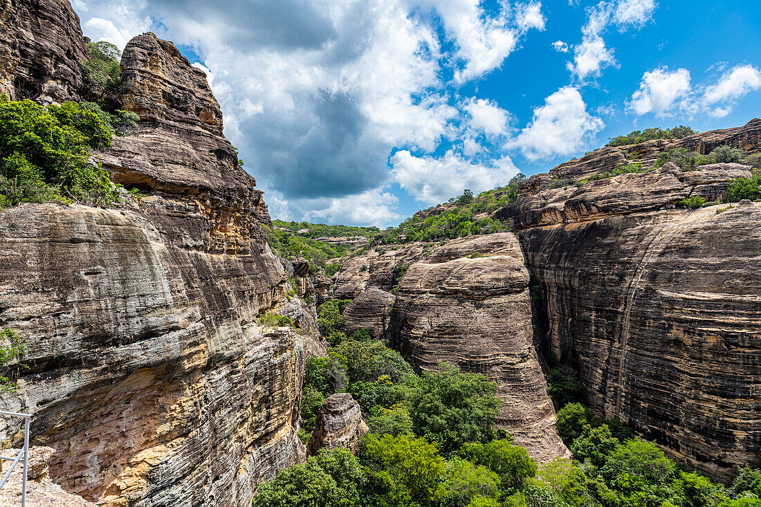 Sandsteinfelsen bei Pedra Furada, Nationalpark Serra da Capivara, UNESCO-Weltkulturerbe, Piaui, Brasilien, Südamerika