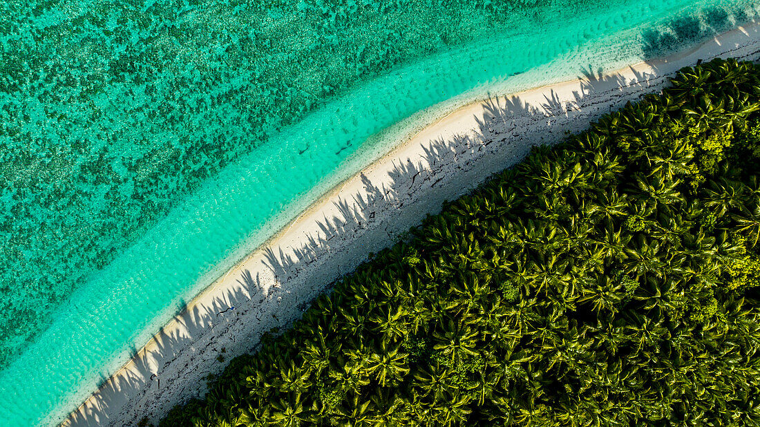 Luftaufnahme eines weißen Sandstrandes, Cocos (Keeling)-Inseln, Australisches Territorium im Indischen Ozean, Australien, Indischer Ozean