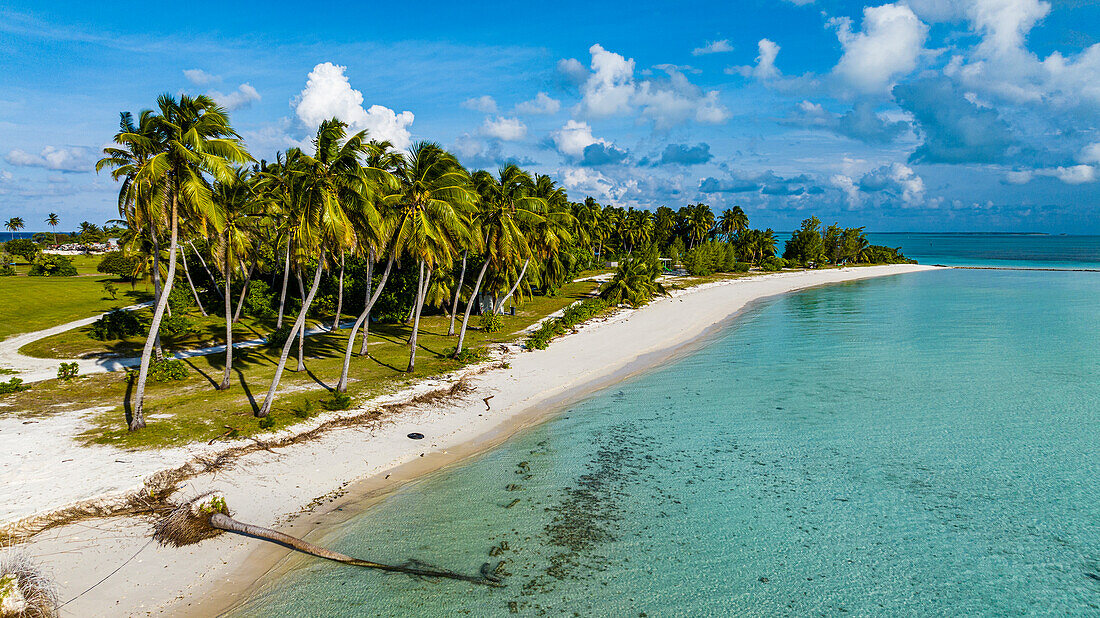 Luftaufnahme des weißen Sandstrandes auf Home Island, Cocos (Keeling)-Inseln, Australisches Territorium im Indischen Ozean, Australien, Indischer Ozean