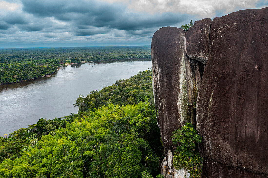 Luftaufnahme des Curimacare-Felsens am Casiquiare-Fluss im tiefen Süden von Venezuela, Südamerika
