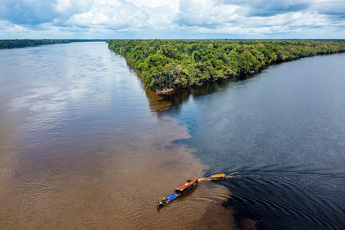 Kleines Boot am Zusammenfluss von Casiquiare und schwarzem Pasimoni, im tiefen Süden von Venezuela, Südamerika